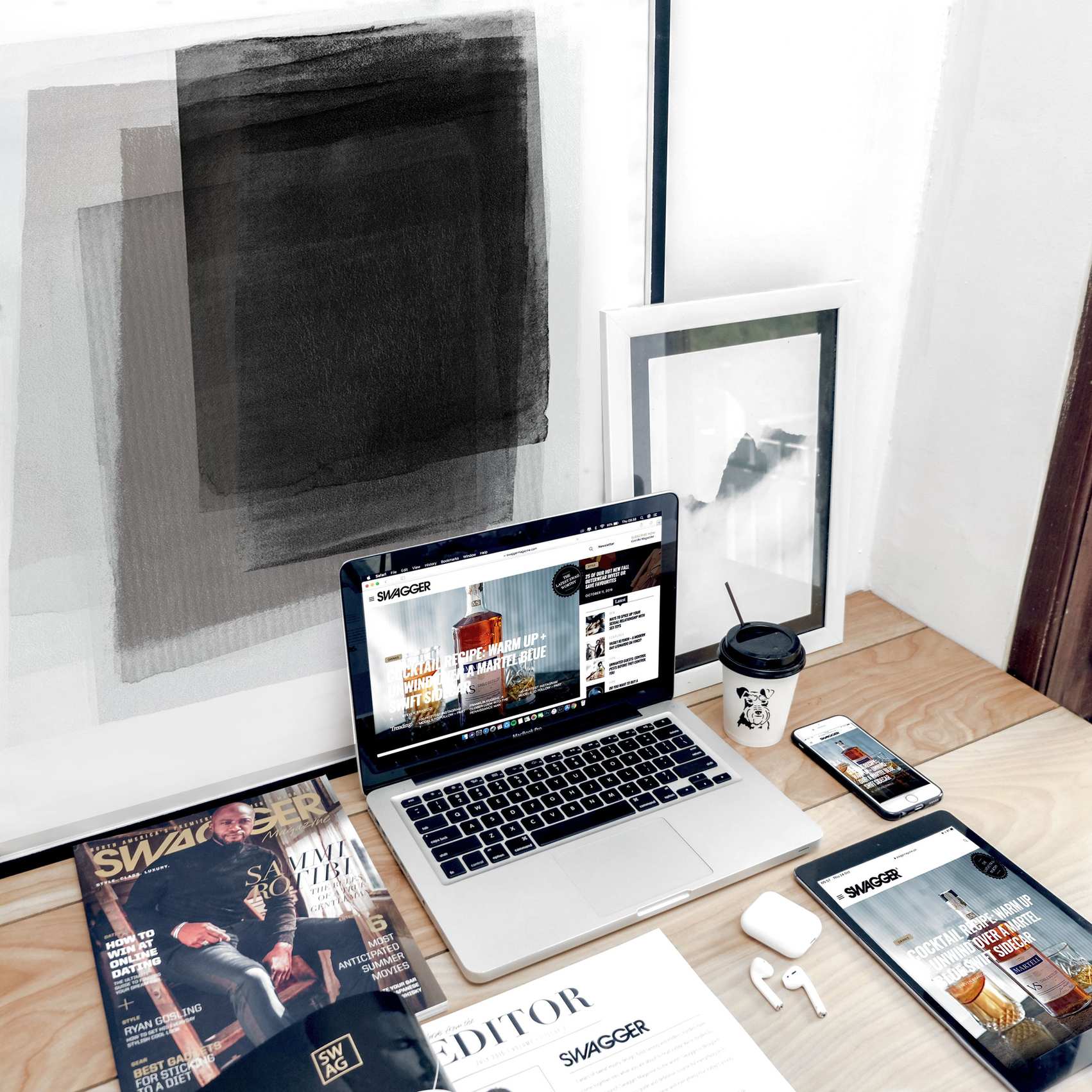 Arbeitsplatz mit Laptop, Smartphone und Notizheft auf einem Schreibtisch